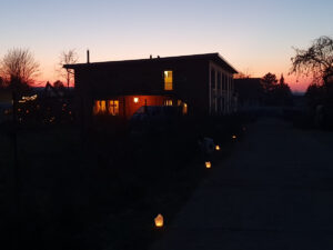 Lebendiger Adventskalender im Baumhausprojekt im Baumschulenweg
