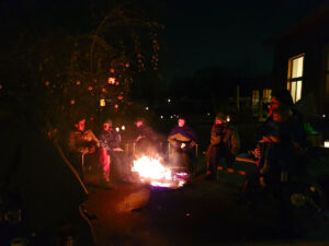 Lebendiger Adventskalender im Baumhausprojekt im Baumschulenweg